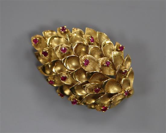 An Italian 18k yellow metal and ruby set stylised leaf brooch, 41mm,.